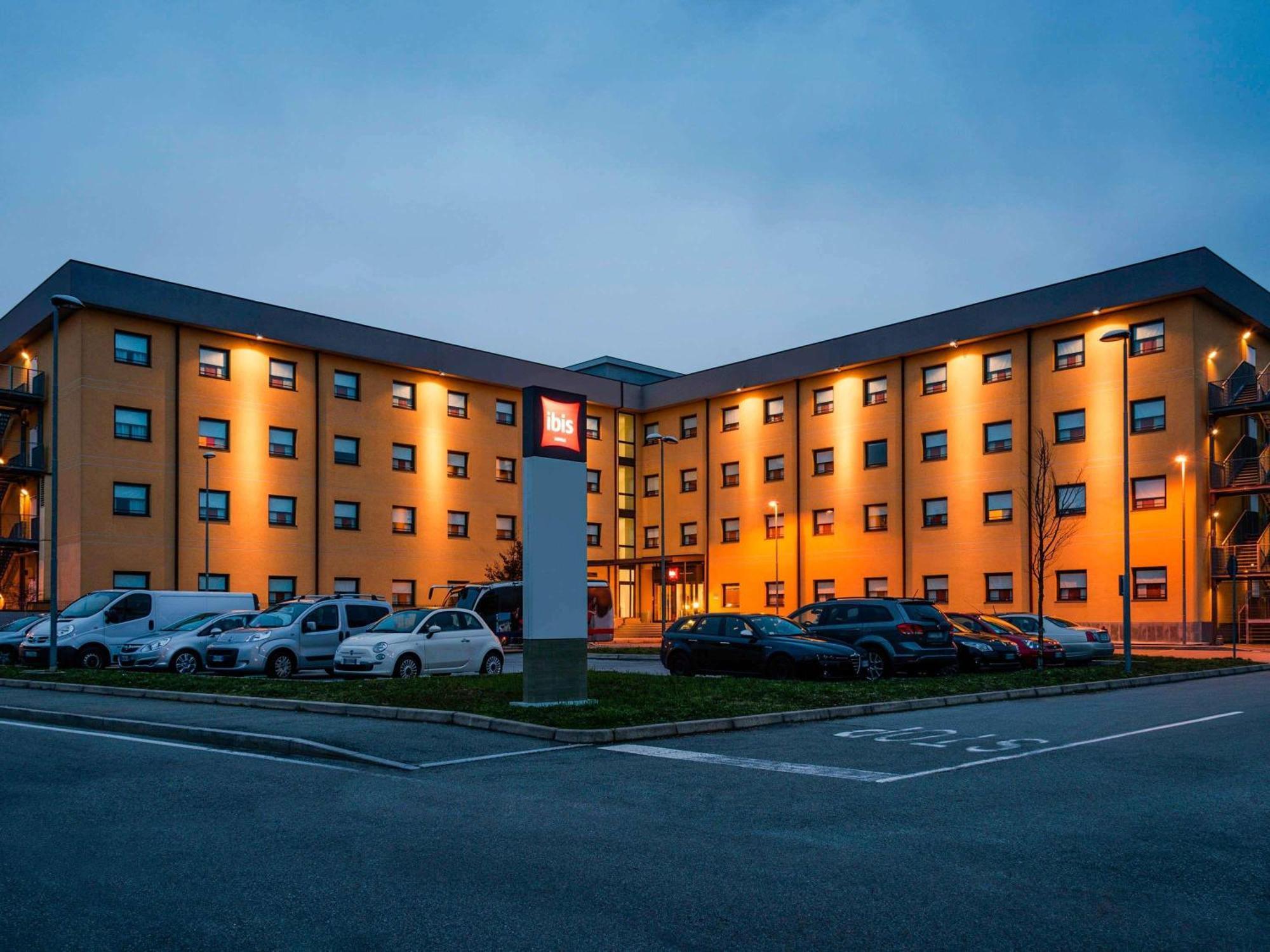 Hotel Ibis Milano Malpensa Cardano Al Campo Esterno foto