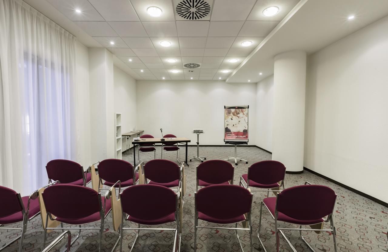 Hotel Ibis Milano Malpensa Cardano Al Campo Esterno foto
