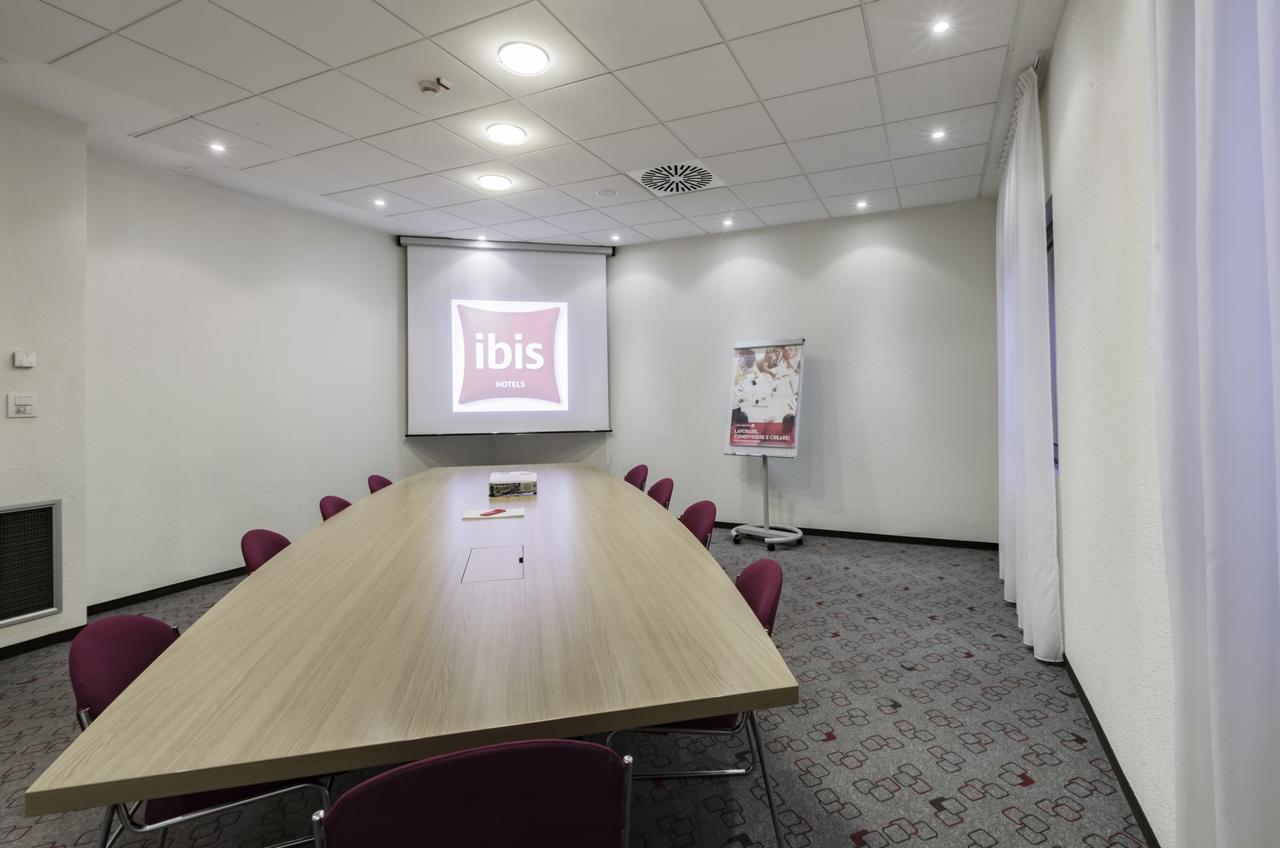 Hotel Ibis Milano Malpensa Cardano Al Campo Esterno foto