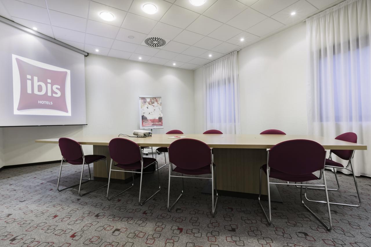 Hotel Ibis Milano Malpensa Cardano Al Campo Esterno foto